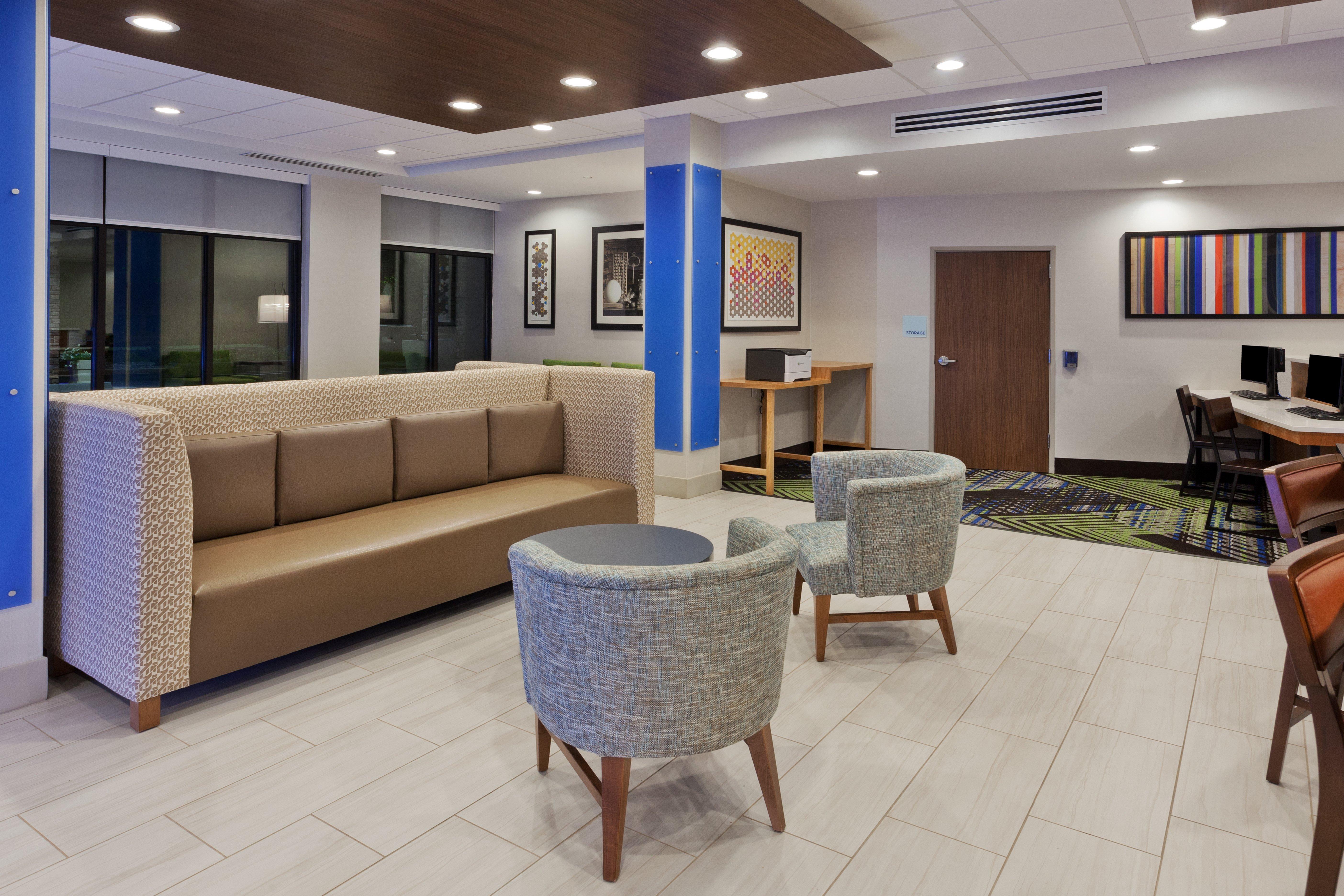 Holiday Inn Express & Suites - Fayetteville By Ihg Exterior photo